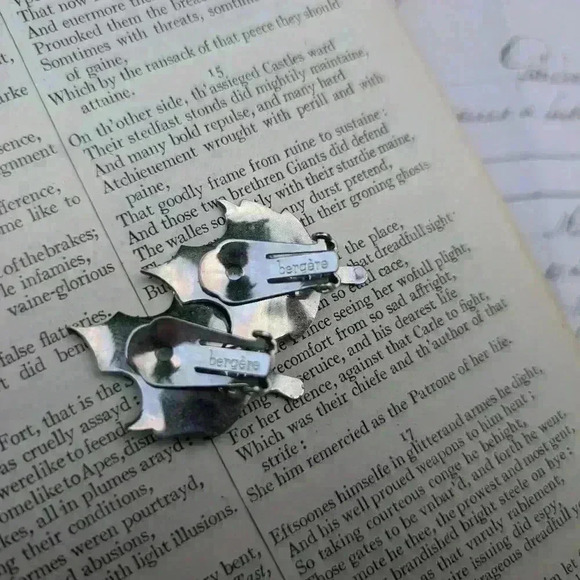 Vintage  silver leaf bergerie clip on earrings - Picture 9 of 9